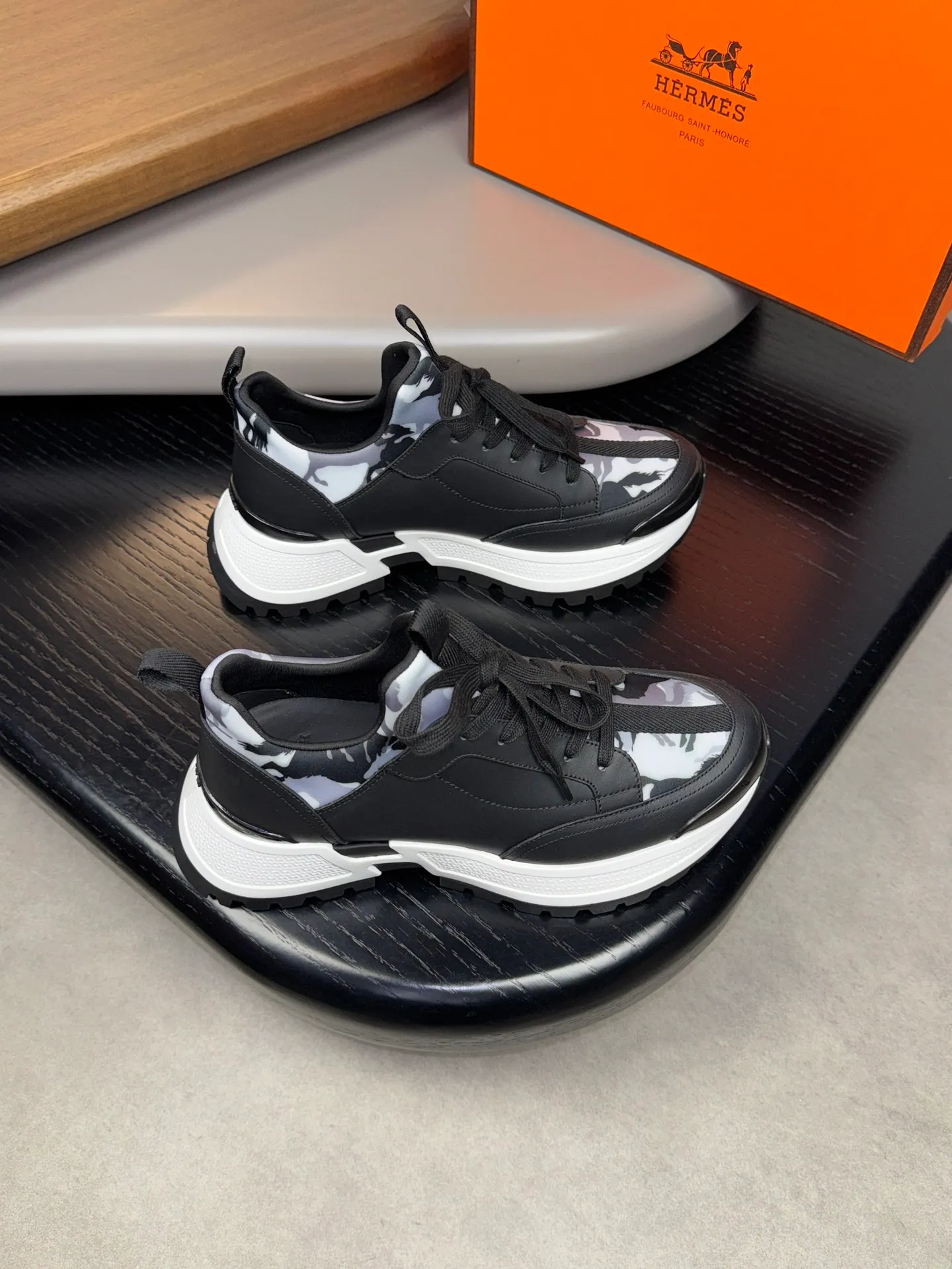 [HERMES] Hermès men's shoes💰560💰 - High-end quality original casual sports shoes - Upper: 🔝Nappa calfskin, high-grade elastic cloth, brand webbing - Lining: elastic cloth, foot pad; water-dyed cowhide - Outsole: ultra-light T men's shoes 💰U foam rubber; two-color molded outsole -Ultra-high quality control and fine workmanship: outstanding (high-end, extravagance, grade) -Size: 39-44 (38, 45, can be customized)